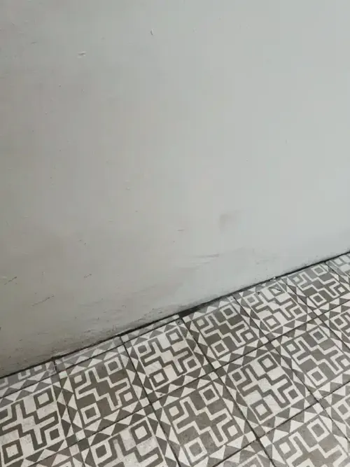 A fal előkészítése fürdőszoba csempehéz