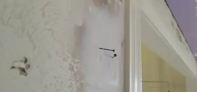A párazáró fólia telepítése a zuhanyzófalra