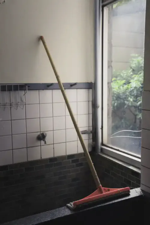 A rozsdás fürdőfüggönytartó tisztításának hatékony módszerei