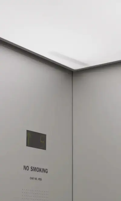 Csúnya fürdőszobai faliszekrények elegáns álcázása