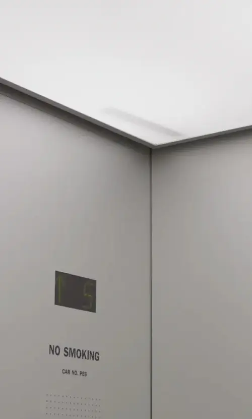 Csúnya fürdőszobai faliszekrények elegáns álcázása