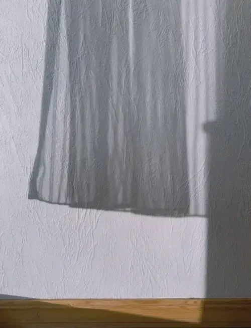 Függönyfúvóka felfüggesztése ferde falra