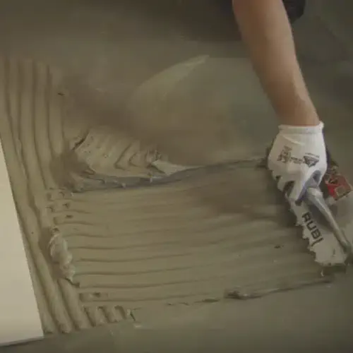 Professionális csempefelület kialakítása a fürdőszobában